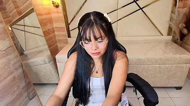 Snapshot of Aisha_Leenss_r chatting on 19, 3, 2026 Aisha Leenss r online show from 19, 3, 2026