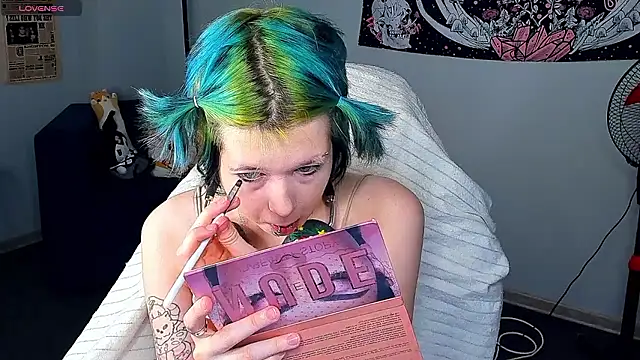 Snapshot of LittleKittenStar chatting on 23, 3, 2026 LittleKittenStar online show from 23, 3, 2026