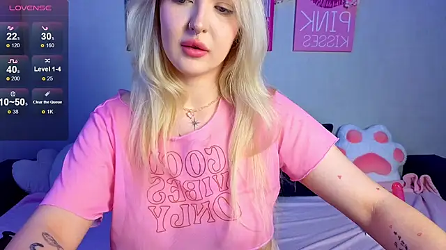 Snapshot of BlondieSummer chatting on 26, 6, 2026 BlondieSummer online show from 26, 6, 2026