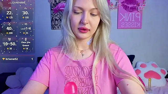 Snapshot of BlondieSummer chatting on 4, 7, 2026 BlondieSummer online show from 4, 7, 2026