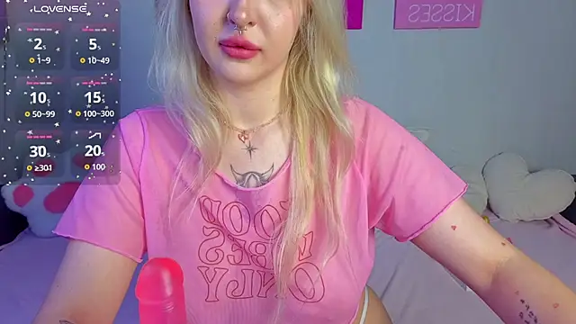 Snapshot of BlondieSummer chatting on 18, 7, 2026 BlondieSummer online show from 18, 7, 2026