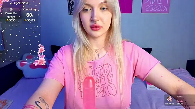 Snapshot of BlondieSummer chatting on 4, 8, 2026 BlondieSummer online show from 4, 8, 2026