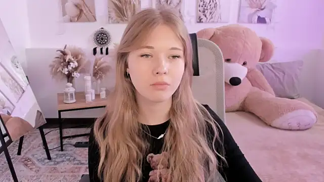 Snapshot of LunasFrost chatting on 8, 4, 2026 LunasFrost online show from 8, 4, 2026