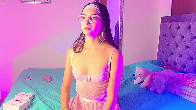 Snapshot of Daphne_Rosse chatting on 5, 7, 2026 Daphne Rosse online show from 5, 7, 2026