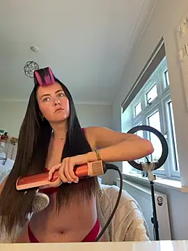 LolaSkyee online show from 18, 4, 2026