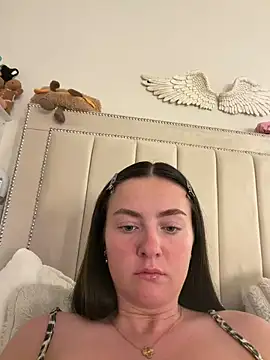 LolaSkyee online show from 27, 4, 2026