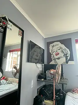 LolaSkyee online show from 8, 7, 2026