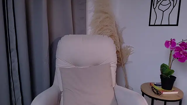 LiaFox  online show from 9, 4, 2026