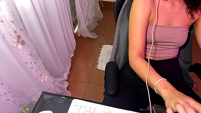 petitecurlybrunette online show from 15, 5, 2026