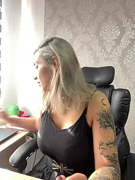 Snapshot of Isabella_varella- chatting on 15, 7, 2026 Isabella varella- online show from 15, 7, 2026