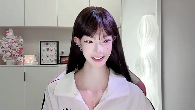 Snapshot of -Moonshine chatting on 9, 4, 2026 -Moonshine online show from 9, 4, 2026