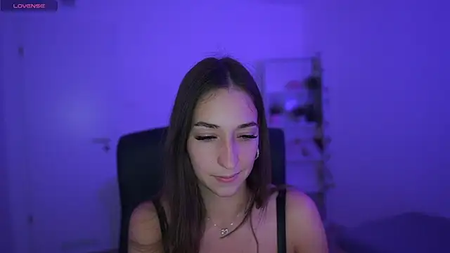 Crystalbrunette18 online show from 27, 4, 2026