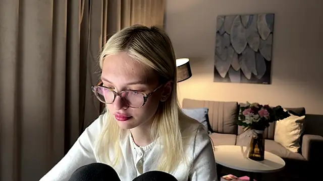 EvelineMolima online show from 28, 4, 2026
