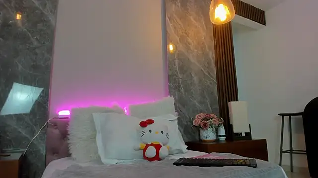 Scarlett Evanss  online show from 9, 4, 2026