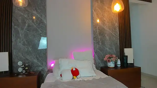 Scarlett Evanss  online show from 13, 4, 2026