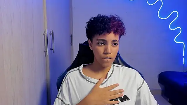 axel luxxx online show from 22, 4, 2026