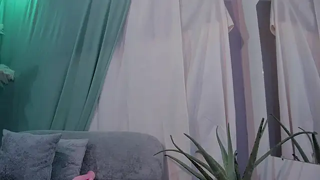 MiaFoxxx5 online show from 21, 4, 2026