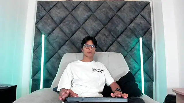 Snapshot of LiamKron chatting on 16, 5, 2026 LiamKron online show from 16, 5, 2026