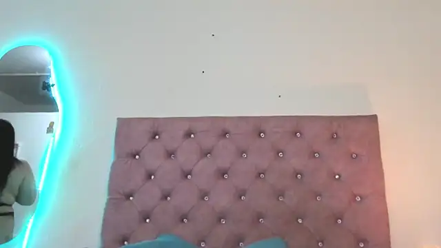 Snapshot of laurenlaine chatting on 2, 6, 2026 laurenlaine online show from 2, 6, 2026