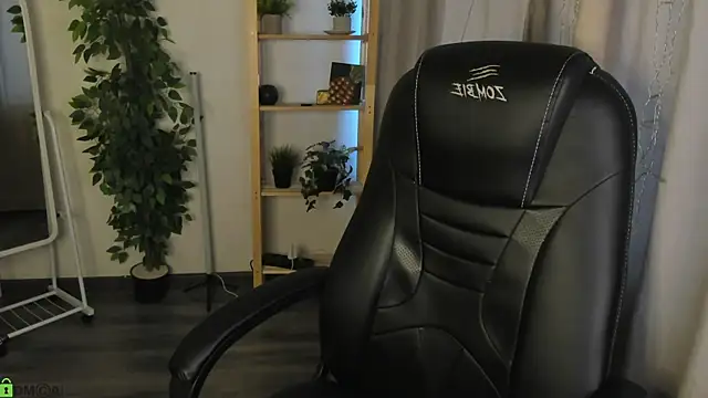 Emilly Hiil online show from 25, 6, 2026