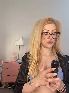 Snapshot of darkglitter26 chatting on 10, 7, 2026 darkglitter26 online show from 10, 7, 2026