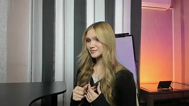 Snapshot of AdelineCrash chatting on 15, 4, 2026 AdelineCrash online show from 15, 4, 2026