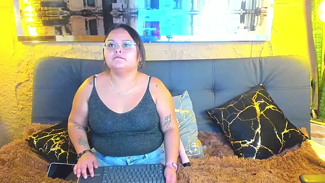 Luna  Cortez online show from 19, 4, 2026