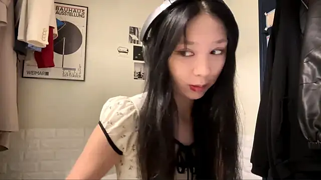 LeonoreCriger online show from 20, 4, 2026