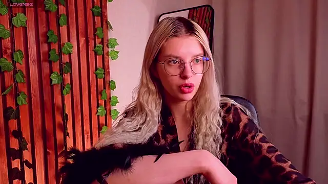 TiffyPeachy online show from 21, 4, 2026