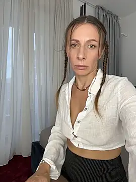 Mira Luna online show from 3, 7, 2026