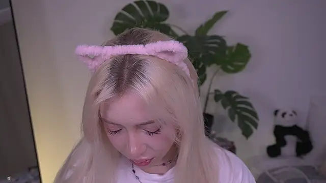 KitsuWaifu online show from 21, 4, 2026