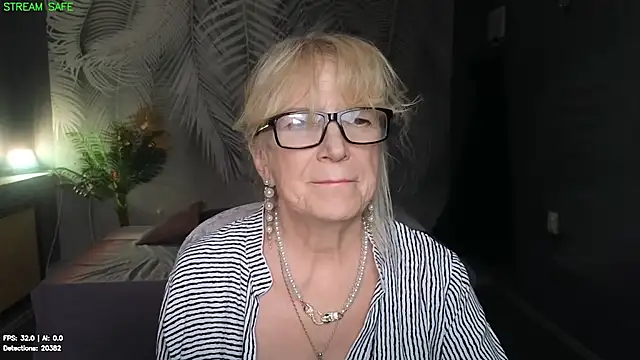 Snapshot of Dr_Mireille chatting on 30, 7, 2026 Dr Mireille online show from 30, 7, 2026