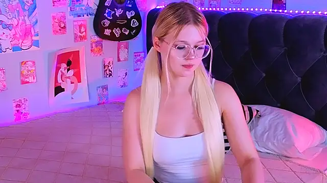 Snapshot of LunariaFox chatting on 15, 7, 2026 LunariaFox online show from 15, 7, 2026