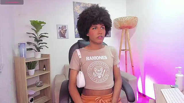 NaomiSaenz  online show from 18, 6, 2026