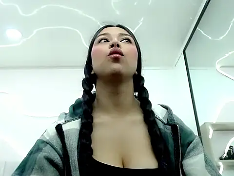 GiannaHott online show from 5, 5, 2026