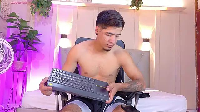 Snapshot of criss_hardcock_ chatting on 20, 5, 2026 criss hardcock online show from 20, 5, 2026