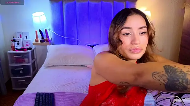 Victoria Hils online show from 8, 6, 2026