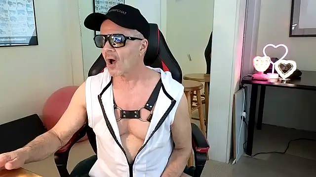 Snapshot of hotdadbod chatting on 1, 2, 2025 hotdadbod online show from 1, 2, 2025