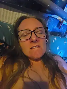 Izzylove47 online show from 13, 7, 2026