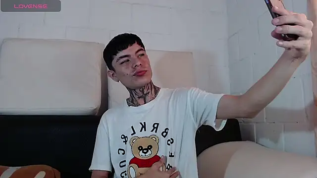 Snapshot of badboy-fox chatting on 8, 6, 2026 badboy-fox online show from 8, 6, 2026
