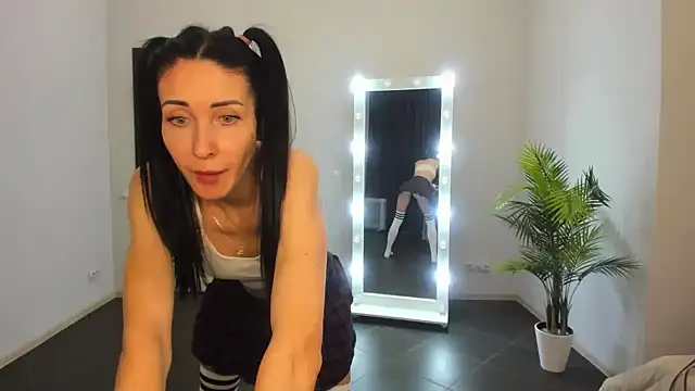 BouncySweety online show from 4, 3, 2025