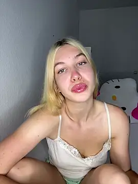 Snapshot of MilaaXOO chatting on 5, 8, 2026 MilaaXOO online show from 5, 8, 2026