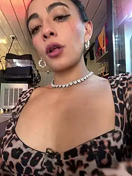 Skinytwin online show from 10, 7, 2026