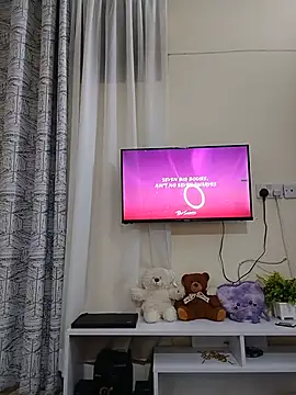 Sweet-Hennessy online show from 24, 6, 2026