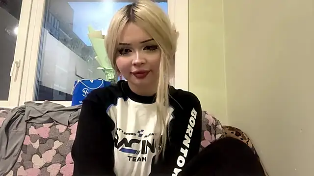Snapshot of moonluv33 chatting on 19, 6, 2026 moonluv33 online show from 19, 6, 2026