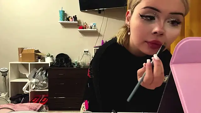 Snapshot of moonluv33 chatting on 21, 6, 2026 moonluv33 online show from 21, 6, 2026