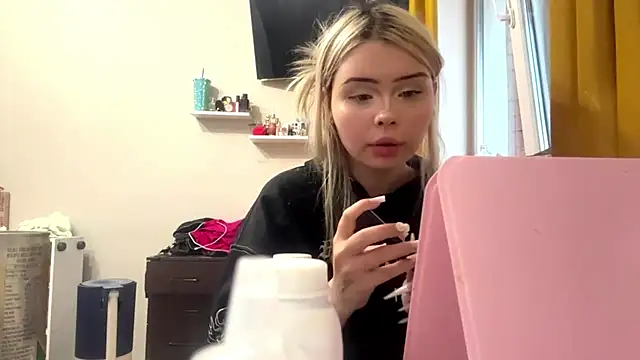 Snapshot of moonluv33 chatting on 23, 6, 2026 moonluv33 online show from 23, 6, 2026