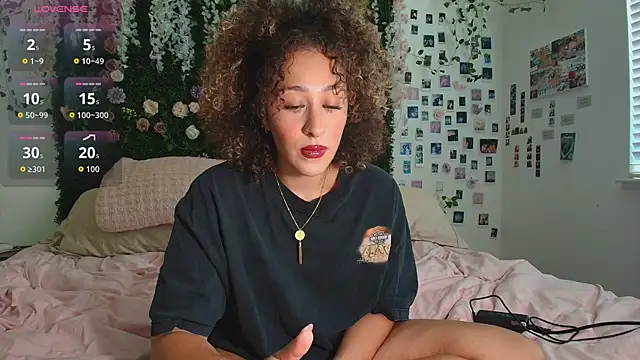 LyraCovee online show from 30, 7, 2026