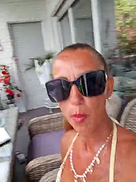 housewifebella online show from 13, 7, 2026