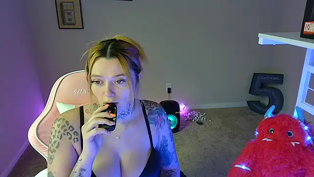 Snapshot of karmathevixen chatting on 7, 7, 2026 karmathevixen online show from 7, 7, 2026